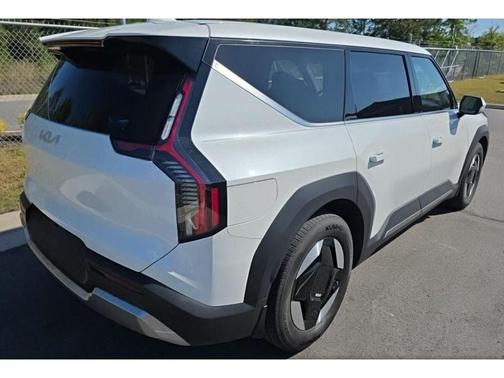 Snow White Pearl 2024 Kia EV9 Light Long Range