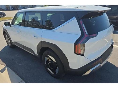 Snow White Pearl 2024 Kia EV9 Light Long Range