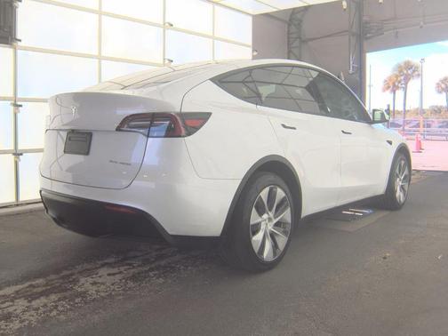 Pearl White Multi-Coat 2023 Tesla Model Y Long Range