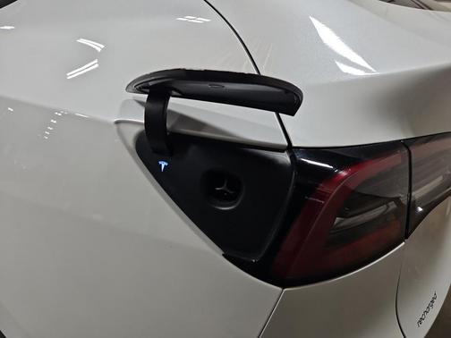 Pearl White Multi-Coat 2023 Tesla Model Y Long Range