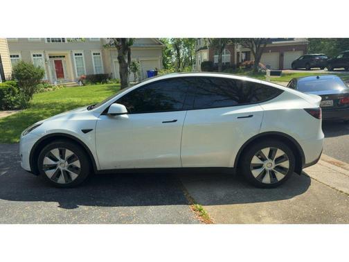 Pearl White Multi-Coat 2023 Tesla Model Y Long Range