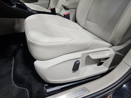 Deep Black Pearl 2019 Volkswagen e-Golf SEL Premium