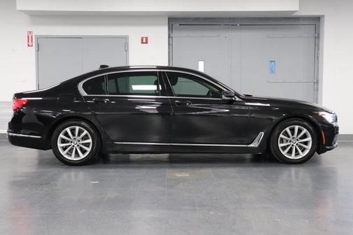 Photo 4 of 21 of 2019 BMW 740 i xDrive