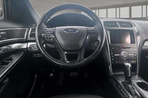 White Platinum Clearcoat Metallic 2018 Ford Explorer sport