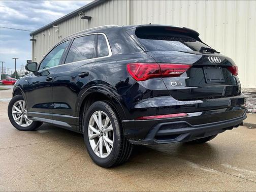 Mythos Black Metallic 2024 Audi Q3 45 S line Premium