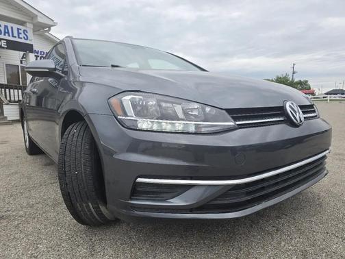 Platinum Gray Metallic 2018 Volkswagen Golf SportWagen TSI S