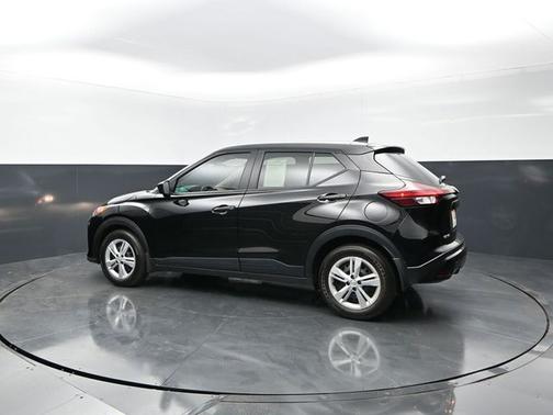 Super Black 2024 Nissan Kicks S