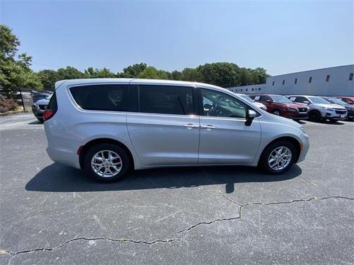 2023 Chrysler Pacifica Touring-L