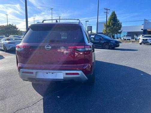 2023 Nissan Pathfinder SL