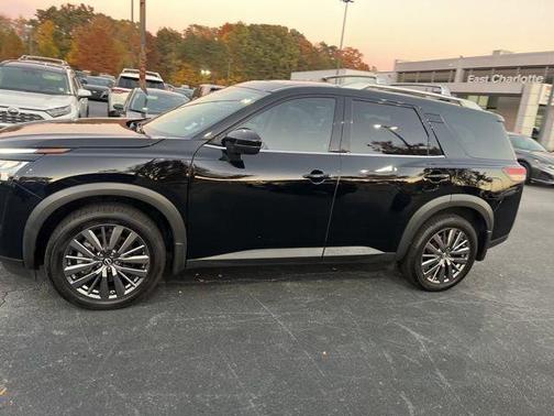 2024 Nissan Pathfinder SL