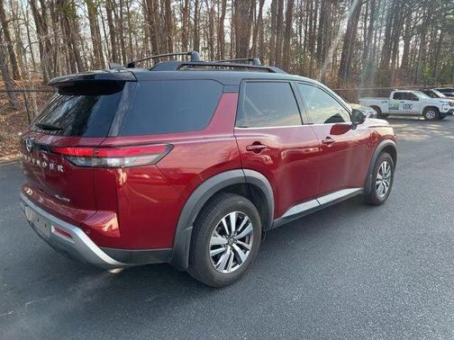 2022 Nissan Pathfinder SL