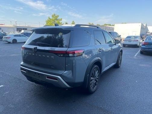 2022 Nissan Pathfinder SL