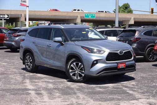 Moon Dust 2022 Toyota Highlander XLE