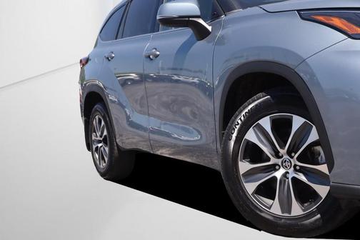 Moon Dust 2022 Toyota Highlander XLE
