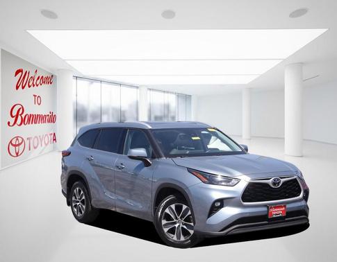 Moon Dust 2022 Toyota Highlander XLE