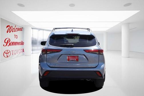 Moon Dust 2022 Toyota Highlander XLE