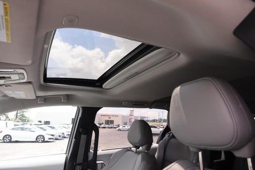 Pearl 2025 Toyota Sienna XLE