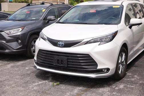 Pearl 2025 Toyota Sienna XLE