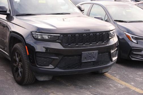 Diamond Black Crystal Pearlcoat 2024 Jeep Grand Cherokee Altitude