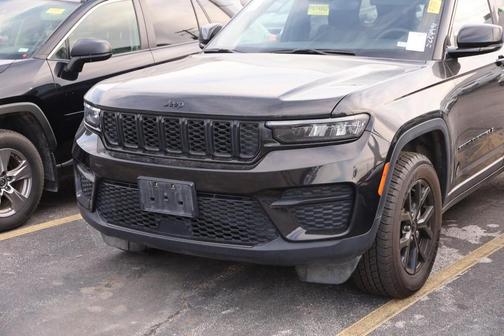 Diamond Black Crystal Pearlcoat 2024 Jeep Grand Cherokee Altitude
