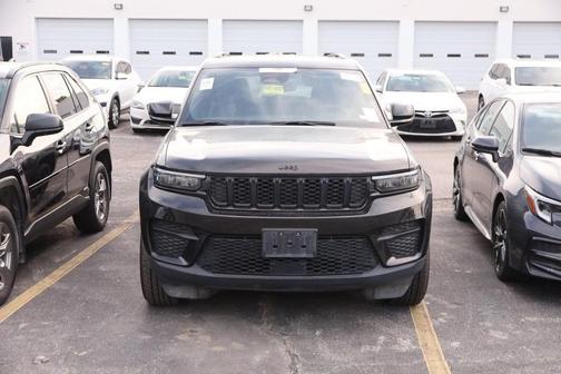 Diamond Black Crystal Pearlcoat 2024 Jeep Grand Cherokee Altitude