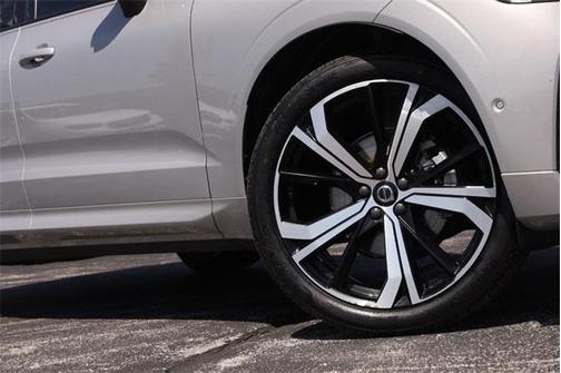 2022 Volvo XC60 B5 R-Design