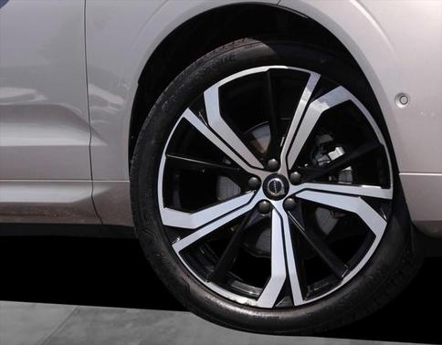 2022 Volvo XC60 B5 R-Design