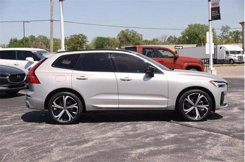 2022 Volvo XC60 B5 R-Design