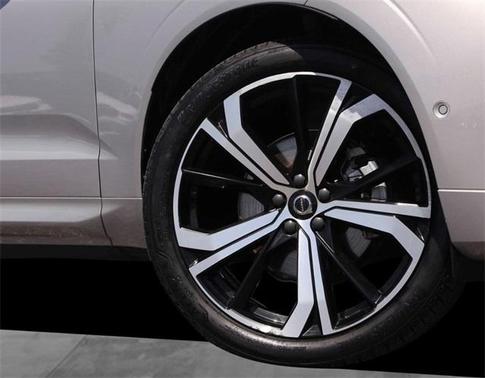 2022 Volvo XC60 B5 R-Design