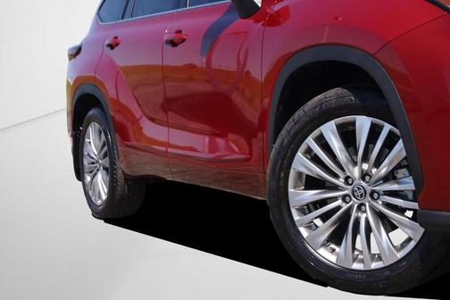 Pearl 2025 Toyota Highlander Platinum