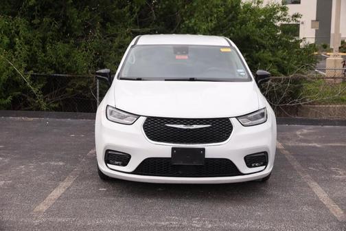 Bright White Clearcoat 2024 Chrysler Pacifica Touring L