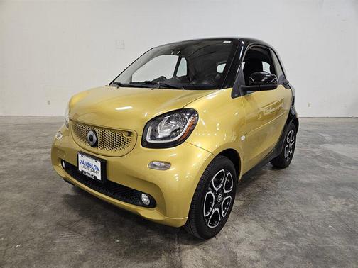 Black-to-Yellow Metallic 2017 smart ForTwo prime