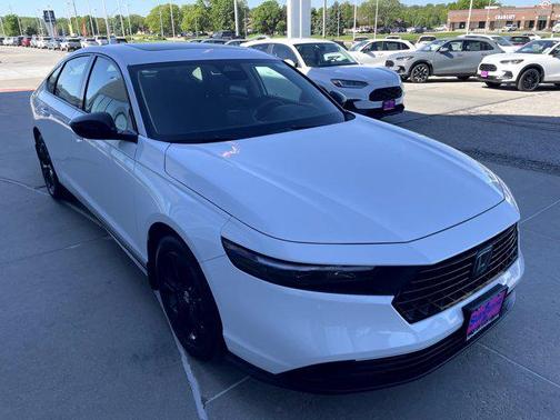 Platinum White Pearl 2025 Honda Accord SE