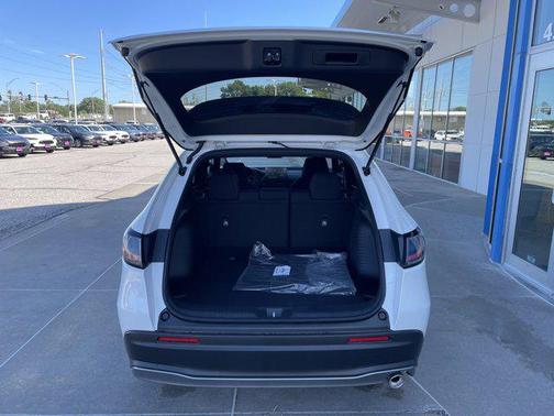 Platinum White Pearl 2026 Honda HR-V AWD Sport