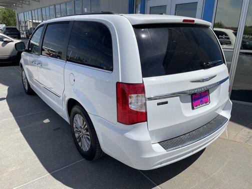 2016 Chrysler Town & Country Touring-L