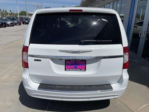 2016 Chrysler Town & Country Touring-L
