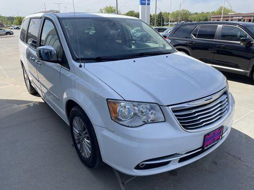 2016 Chrysler Town & Country Touring-L