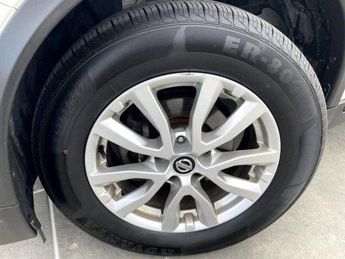 Pearl White 2017 Nissan Rogue SV
