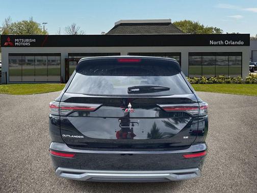 Labrador Black Pearl 2026 Mitsubishi Outlander SE