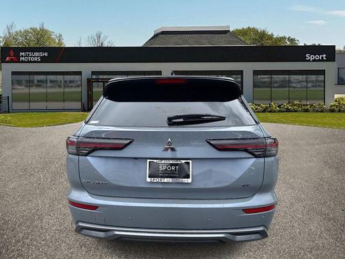 Moonstone Gray Metallic W/ Black Roof 2025 Mitsubishi Outlander SEL