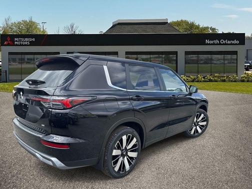 Labrador Black Pearl 2026 Mitsubishi Outlander SE 1.5T 2WD