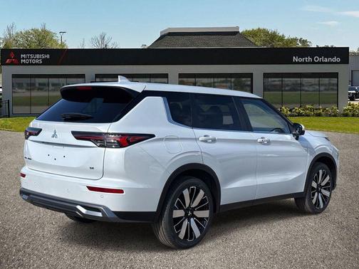 White Diamond 2026 Mitsubishi Outlander SE