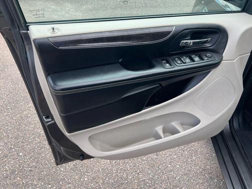 2016 Chrysler Town & Country Touring-L