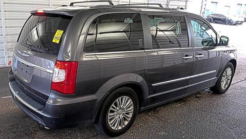 2016 Chrysler Town & Country Touring-L