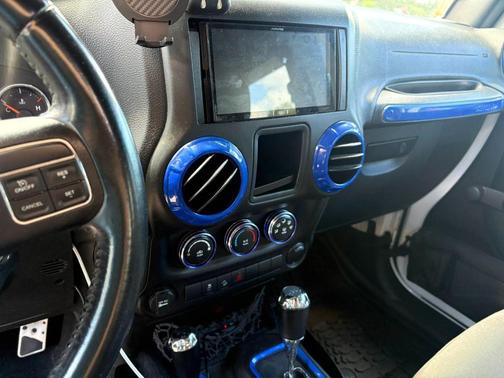 Bright White Clearcoat 2015 Jeep Wrangler Unlimited Sport