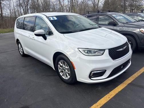 2023 Chrysler Pacifica Touring-L