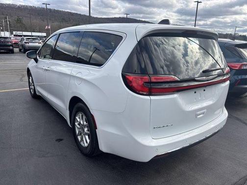 2023 Chrysler Pacifica Touring-L
