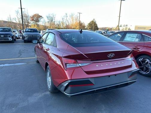 2025 Hyundai ELANTRA SE