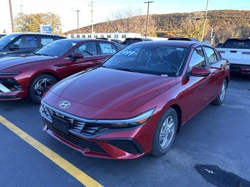 2025 Hyundai ELANTRA SE