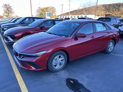 2025 Hyundai ELANTRA SE